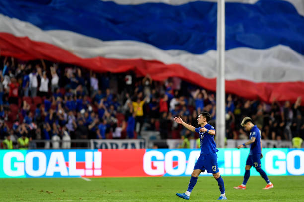 举足轻重的 举足轻重的